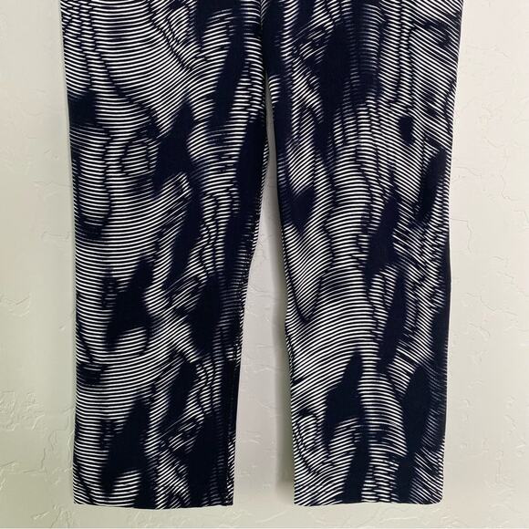 Nike Dri Fit Black + White Legendary Waves Training Reflective Crops XS - Picture 5 of 11